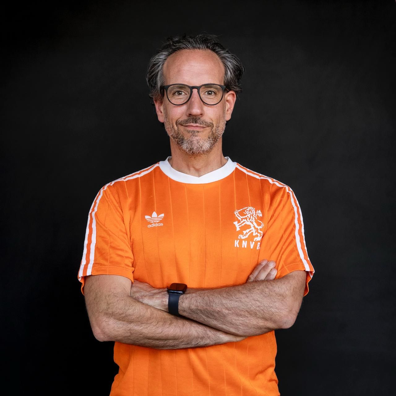 Joost van der Werf, aanvoerder van Sprankel United, in oranje KNVB-shirt met de armen over elkaar